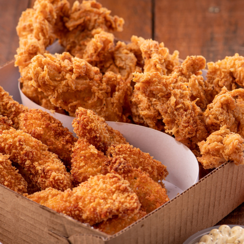 Arroz, feijão macassar, farofa caseira e Cubos de Frango Crocante