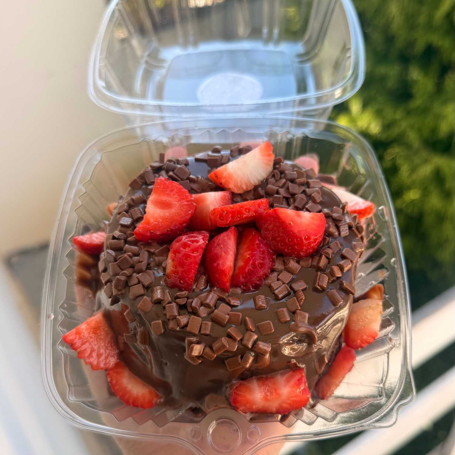 Delicioso bolo de chocolate com brigadeiro ao leite gourmet e muito morango fresquinho. Finalizado no granulé ao leite