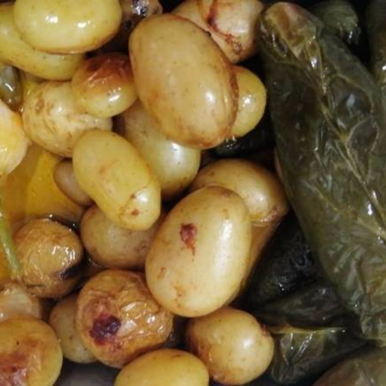 Guarnición de papas, cebolla y chiles