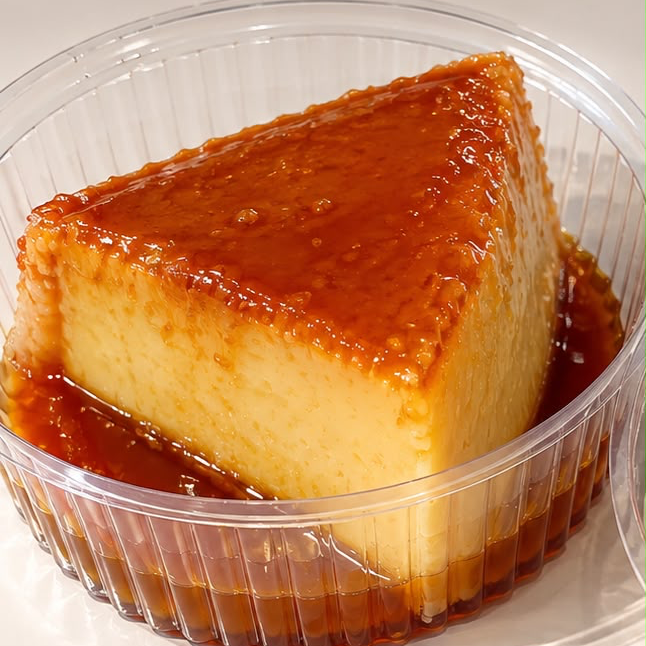Pudim caseiro super cremoso e macio, acompanhado de uma deliciosa calda. Irresistível do começo ao fim!
