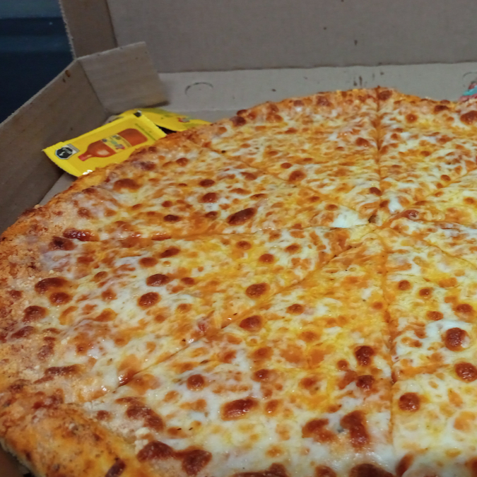 Pizza de quesos con orilla rellena de queso