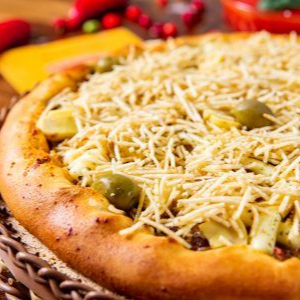 Molho de tomate, champignon, molho do strogonoff de carne e mussarela e azeitona.