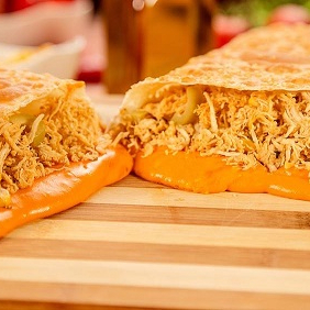 Pastel de Frango com Cheddar Sabor envolvente! Frango desfiado bem temperado com cheddar cremoso em massa crocante e dourada. Uma explosão de sabor que vai te conquistar!