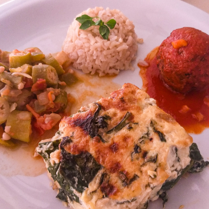 Torta de Espinafre,
Arroz Integral,
Bolinho de Cenoura,
Lentilha Refogada.