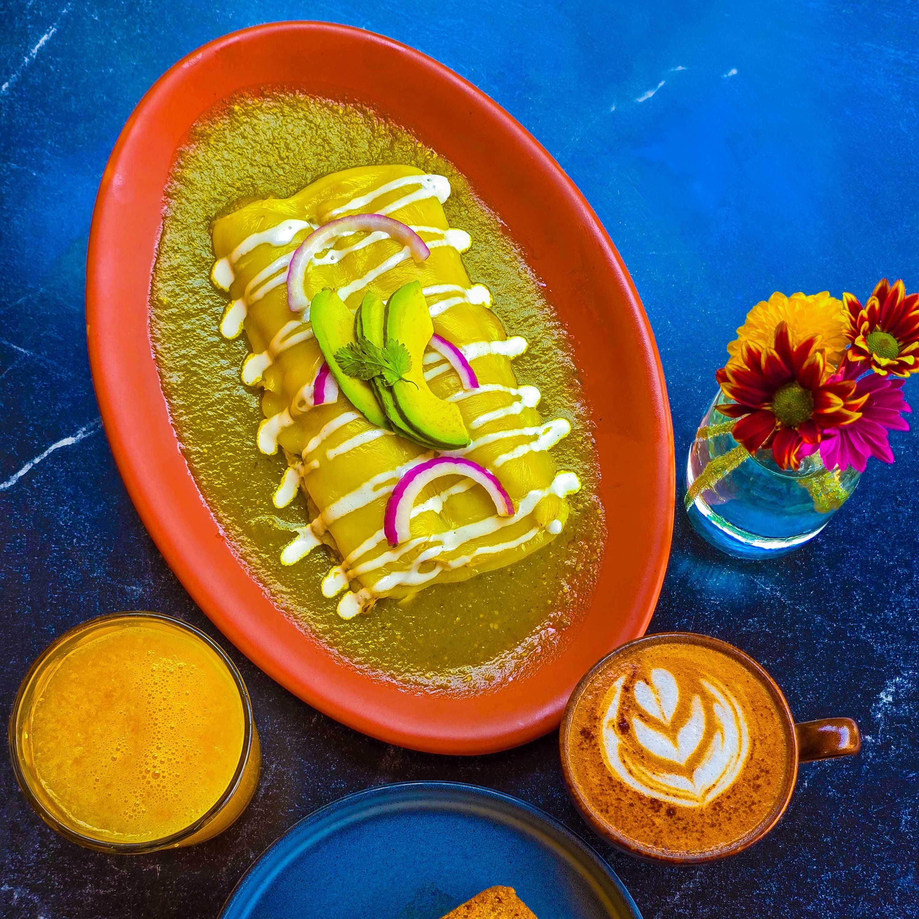 Combo Enchiladas suizas+cafe+fruta