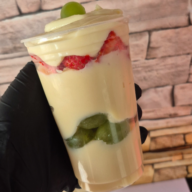 Composto por creme de ninho uvas verdes e morangos selecionados