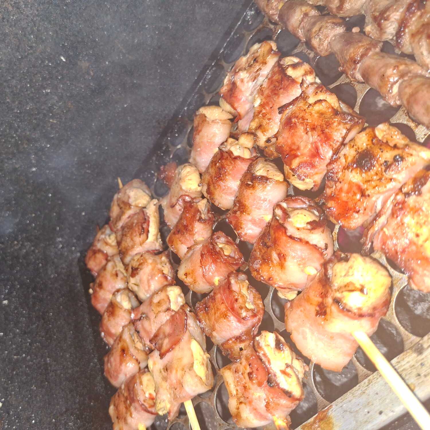 Cubos suculentos de peito de frango 160g temperado, cuidadosamente envolvidos em fatias de bacon e assados até ficarem douradinhos. Uma combinação irresistível, com sabor defumado e textura macia, perfeita para completar sua refeição ou saborear como petisco.