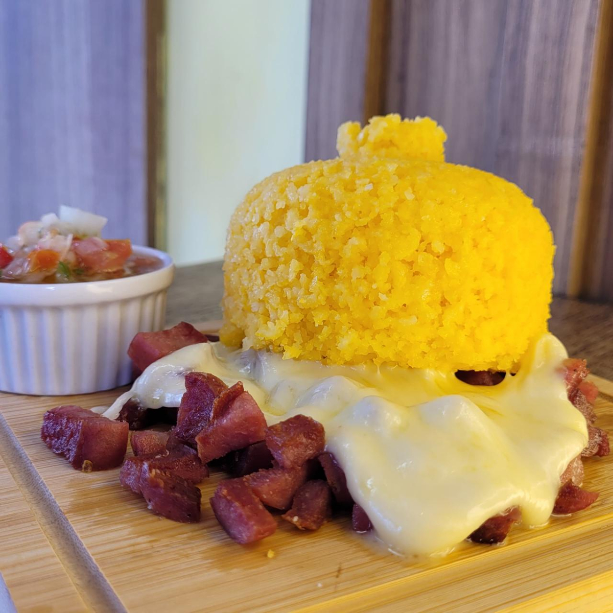 Cuscuz fofinho, calabresa frita ao ponto e queijo derretido.Acompanha molho vinagrete.