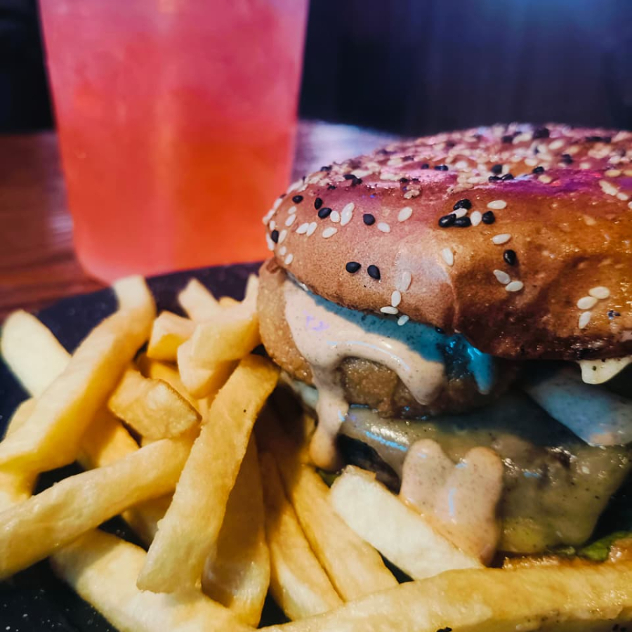 HAMBURGUESA DE RES HOT POPPERS + PORCION DE PAPAS