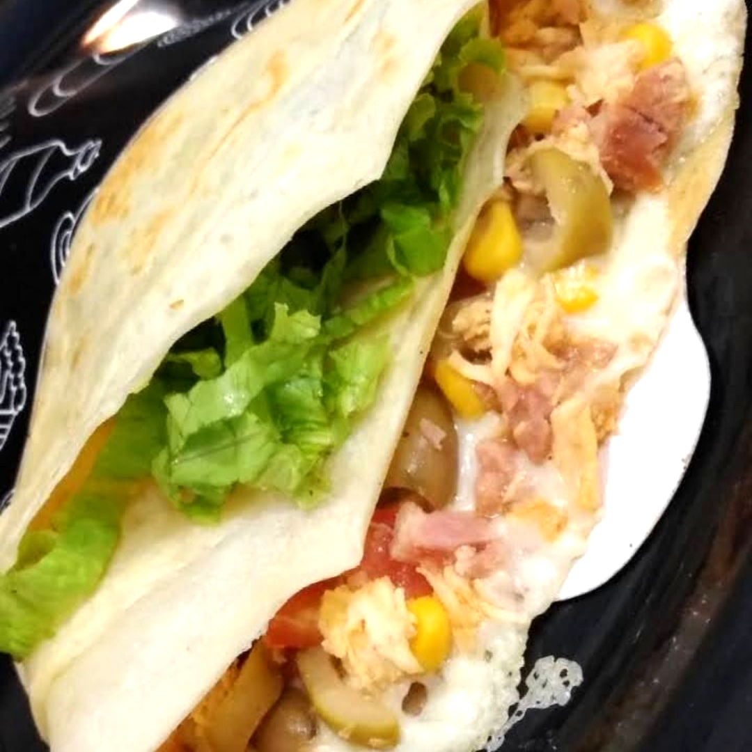 Frango e calabresa trituradas, muçarela. Acompanhamentos: milho, tomate, azeitona e alface