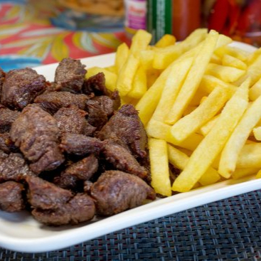 Carne do sol suculenta acompanhada de batata frita crocante e molho barbecue. Servida com arroz branco, salada e feijão tropeiro ou purê à sua escolha. Uma combinação completa, caseira e cheia de sabor.