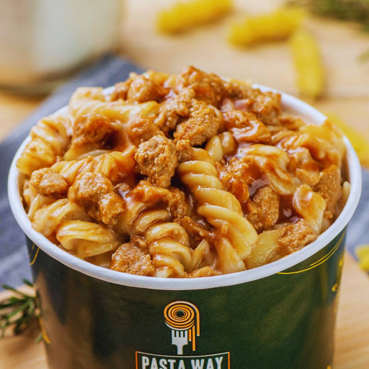 Fusilli envolvido em um molho barbecue delicioso, combinado com pedaços de filé mignon suíno, criando uma fusão de sabores que vai agradar até mesmo os paladares mais exigentes.

**fotos meramente ilustrativas - devido ao acondicionamento em embalagem e transporte o produto poderá não ter a mesma aparência da foto.