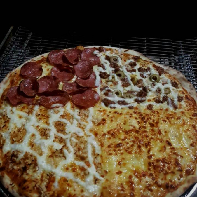 Massa napolitana de longa fermentação, molho de tomate artesanal, muçarela, orégano, 2 fatias de frango, 2 fatias de 4 queijos, 2 fatias de calabresa e 2 fatias de carne seca com catupiry