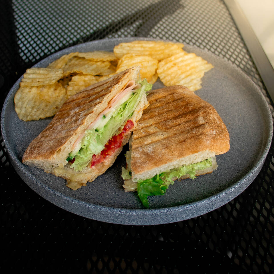 Panino de jamón de pechuga de pavo con queso
