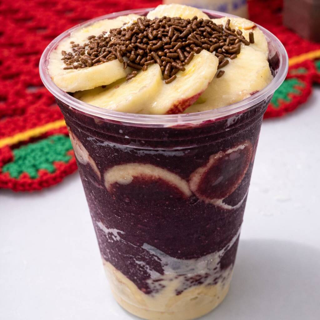 Prático e delicioso! Copo de 400ml de puro sabor, acompanhado dos melhores ingredientes: muito leite condensado, granola e paçoca . Tudo pronto para você se deliciar sem complicação. Aproveita essa oferta!