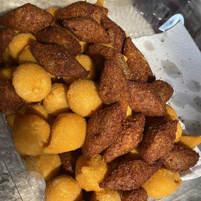 Aqui sao 50 unidades de salgadinhos fritos de sua preferência, com as opções: kibe, coxinha, salsicha, queijo, queijo alho, camarão, carne, carne seca, pizza e churros