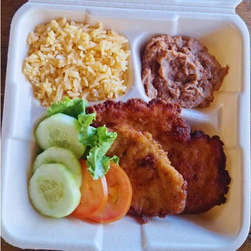 Platillo Milanesa de Pollo empanizada Arroz y Frij