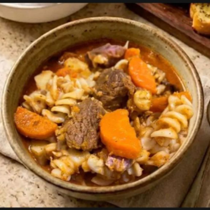 Sopa de carne, batata, cenoura, mandioquinha e macarrão. Deliciosamente temperada com Alho, cebola, tomate, pimentão e nossos temperos especiais. Acompanha torradas, molho de pimenta caseiro, queijo ralado e cheiro verde (coentro e cebolinha). Aprox: 500g