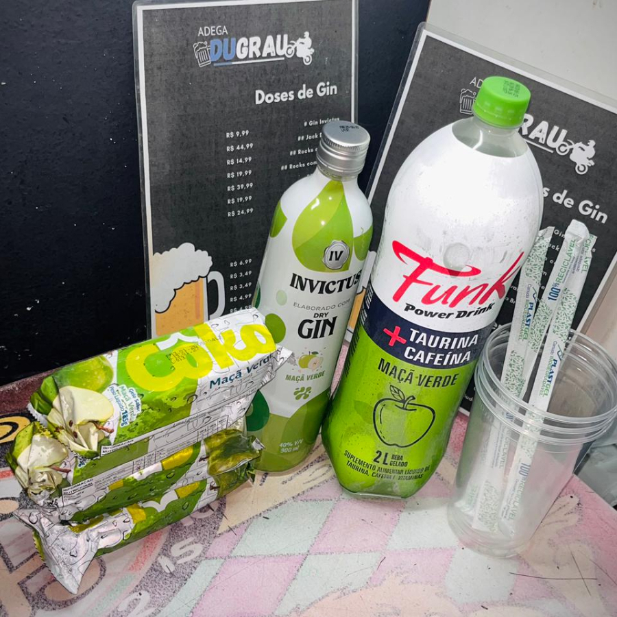 Energético Baly Maçã Verde, Gin Invictus Maçã Verde, 4 copos, 4 canudos, 4 gelos maçã verde