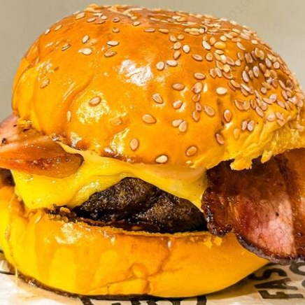 Pão Brioche, Blend De Carne 150g, Queijo, Ovo, Bacon E Molho Da Casa