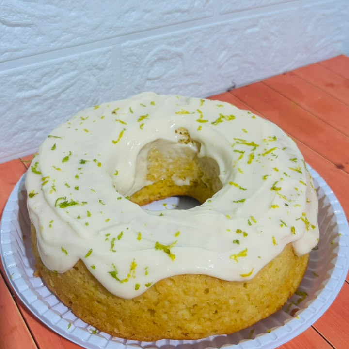 bolo massa artesanal de laranja cobertura de brigadeiro branco e raspas de laranja - serve 7 a 10 pessoas