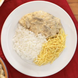 Delicioso estrogonofe de carne com molho tradicional e cremoso, acompanha arroz e batata palha