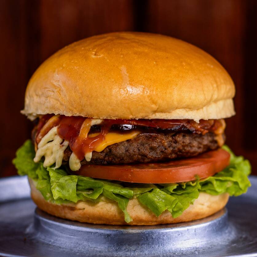 Pão brioche macio com hambúrguer de costela suculento, cheddar, muçarela, Catupiry cremoso, bacon crocante, alface americana e tomate. Uma explosão de sabor em cada mordida.
