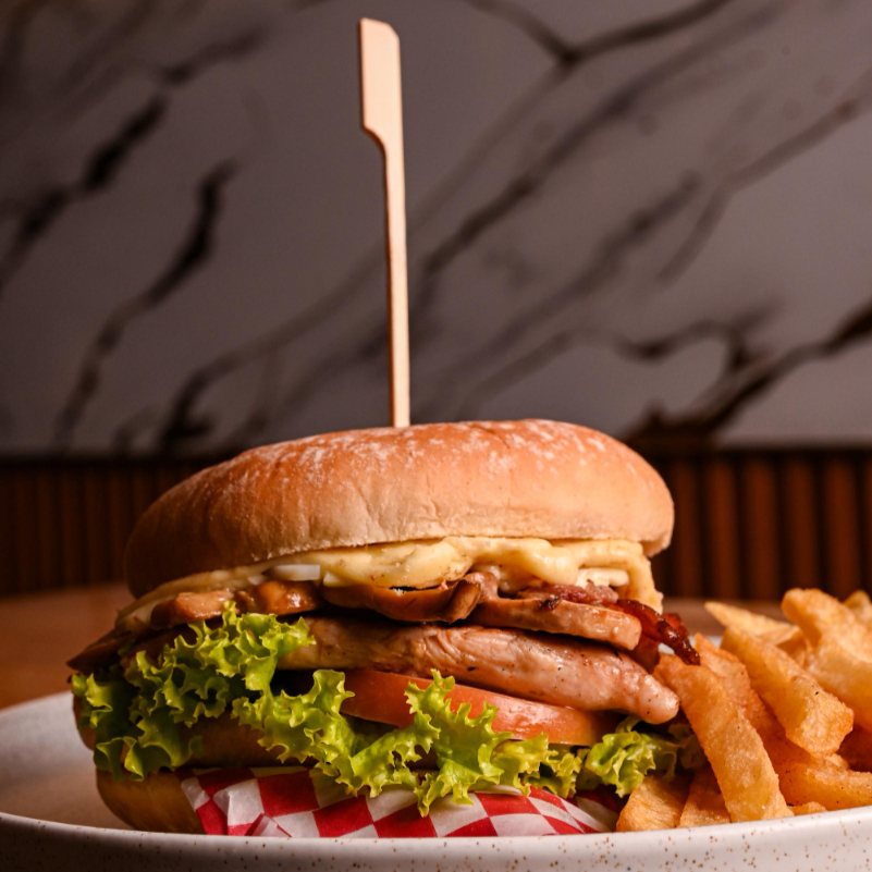 HAMBURGUESA POLLO EN SALSA DE CHAMPIÑONES