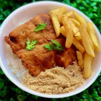 Arroz, feijão, farofa, filé de frango empanado e batata frita + Coca-cola 200ml + bombom Sonho de Valsa Atenção: não é possível alterar os itens da promoção.