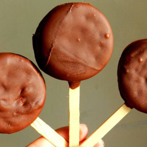 Bolacha Maria, brigadeiro e chocolate derretido