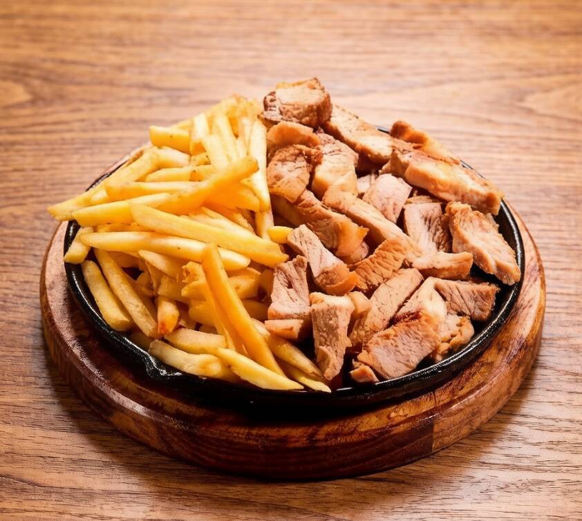 Generosa porção de Pernil acebolado, acompanhada de batata frita.
Acompanha bebida Grátis!