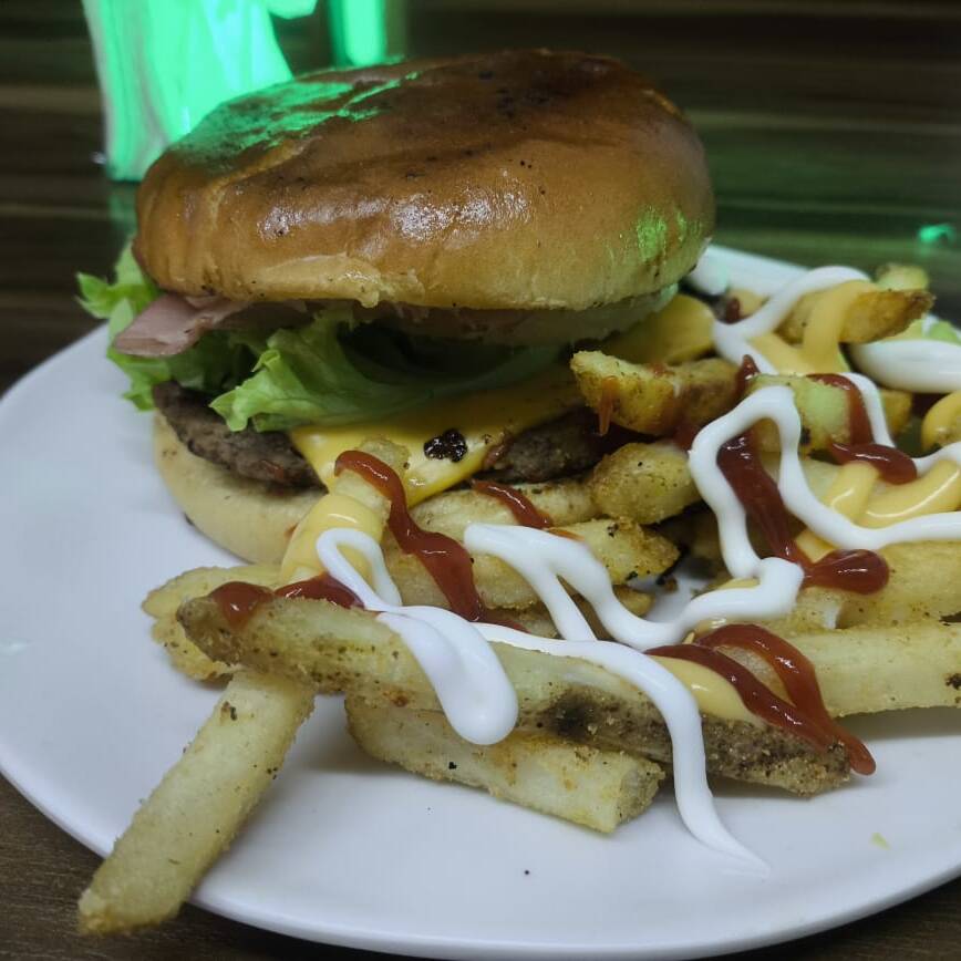 Hamburguesa Hawaiana con papas
