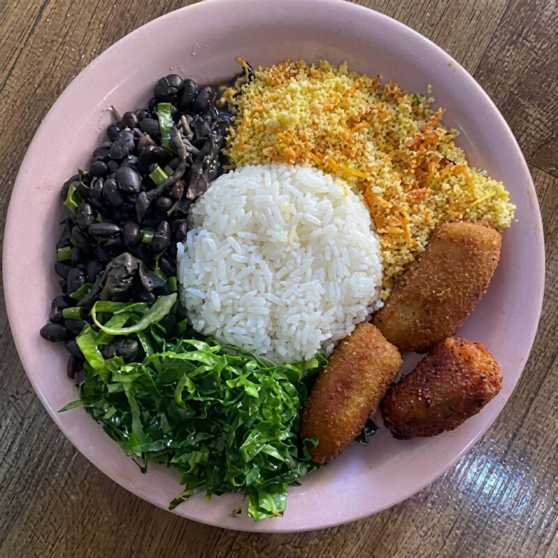 Feijão preto com shimeji, arroz, banana empanada, farofa e couve. completo e cheio de sabor <3