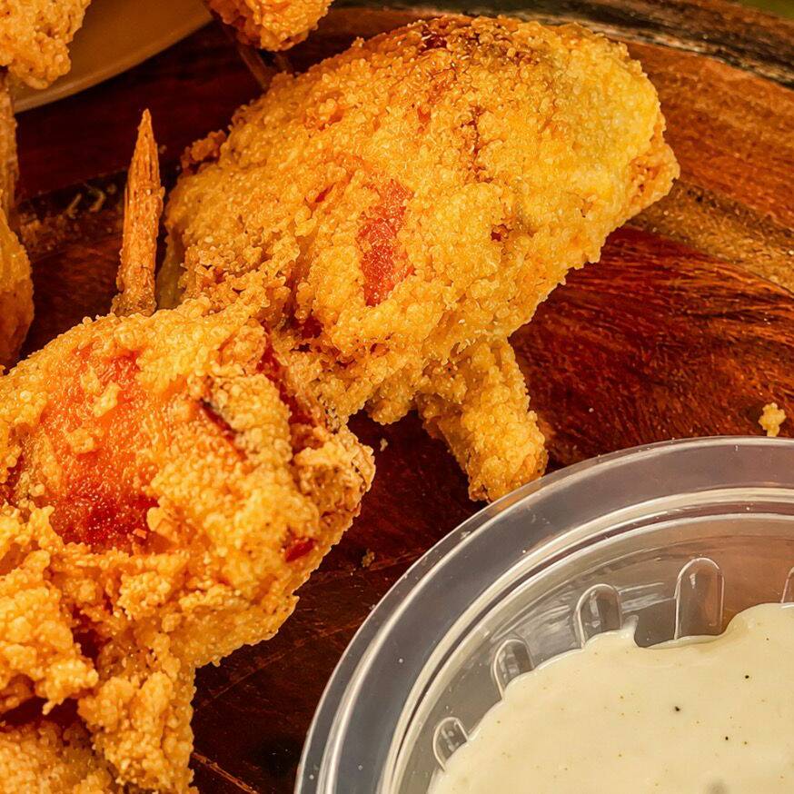 Medalhões de frango recheado com queijo e envolvidos no bacon empanados e fritos. Escolha o tamanho do seu balde e o molho para acompanhar.
