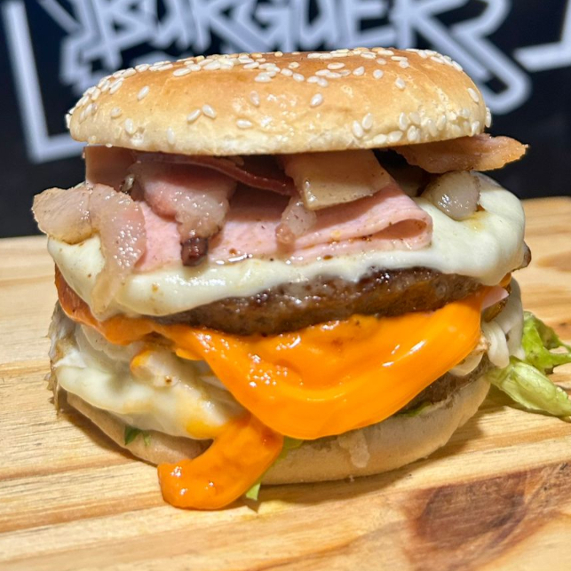 Pão, 2 Carnes de picanha Suculentas, Cheddar no Capricho, Ovo, Calabresa, Bacon, Queijo, Presunto e Alface, Maionese temperada e ketchup vão separdas em sache .