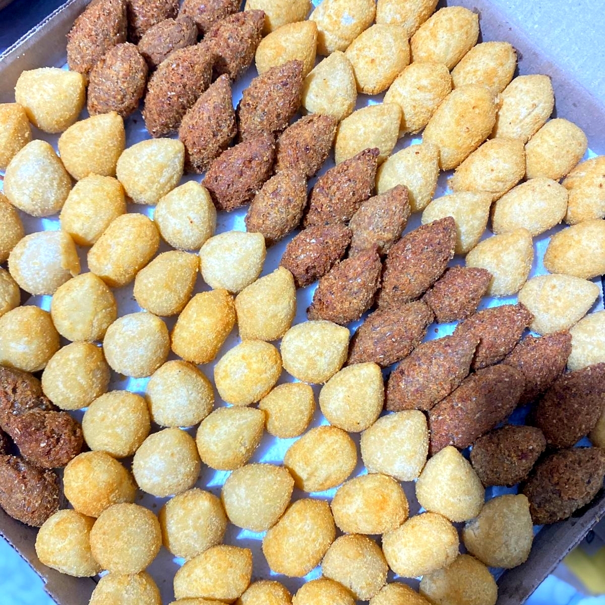 Salgadinhos deliciosos preparados com amor, dedicação e produtos de qualidade. Crocantes e muito bem recheados.