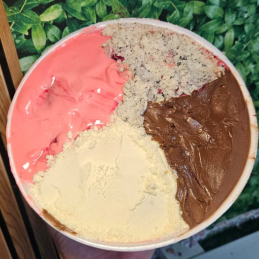 1 litro com: mousse de morango, creme de avelã, leite em pó e creme de ninho