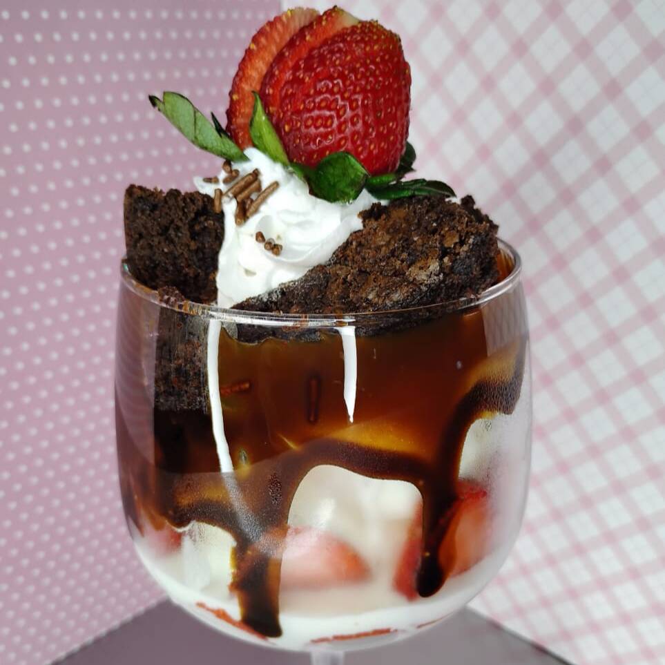 Copa Fresa y Brownie