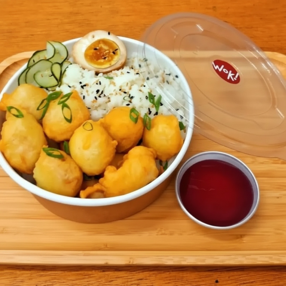 O basiquinho cheio de sabor! Arroz gohan (oriental), frango empanado, picles de pepino, ovo marinado no shoyo, finalizado com mix de gergelim torrado, alga nori e cebolinha + 1 molho à sua escolha (30ml) Aproximadamente 500g obs. O molho vai separadamente para ser misturado na hora de consumir