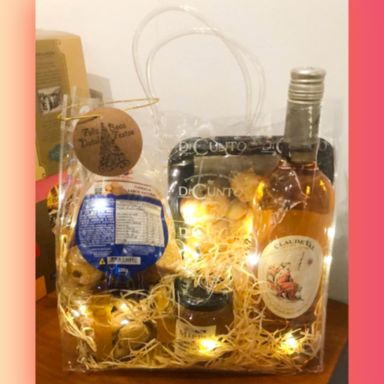 1 - Vinho Frances Rose Claud Val 750ml / 1 - Biscoito Folhado Di Cunto 150g / 1 - Biscoito Amaretti Di Cunto 130g / 1 - Geleia Mippo Abacaxi com Pimenta 240g / 1 - Torrada Natural Treze de Maio 100g