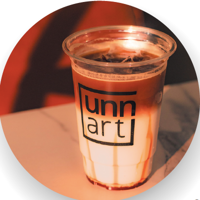 Espresso, leite, caramelo salgado e calda de caramelo