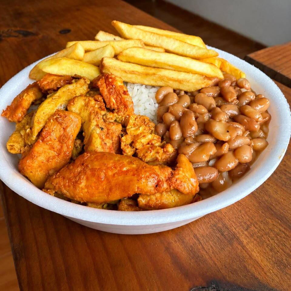 Acompanha arroz, feijão, 100g de frango e fritas