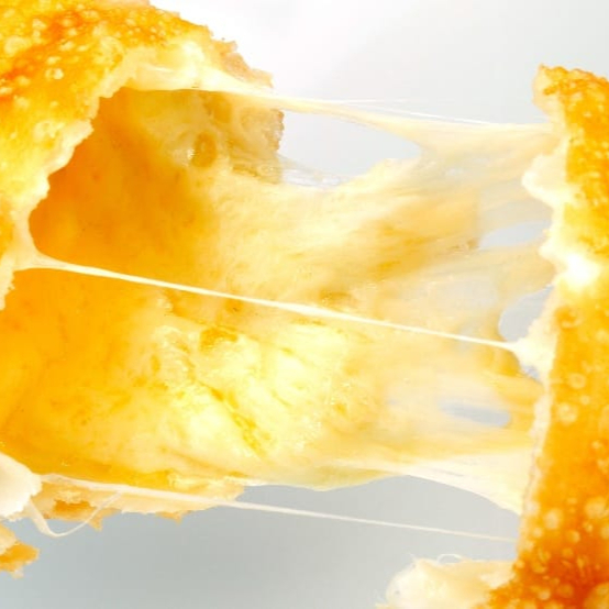 Massa sequinha e crocante, recheada com muçarela derretida, formando aquele fio de queijo que dá água na boca.