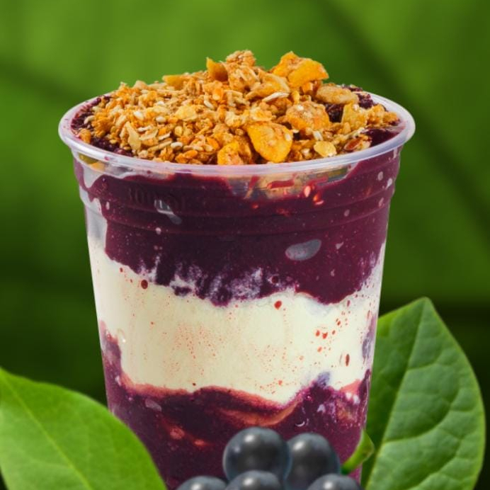açaí com creme ninho com Oreo, acompanhado de leite em pó,amendoim triturado,leite condessado,granola e banana.