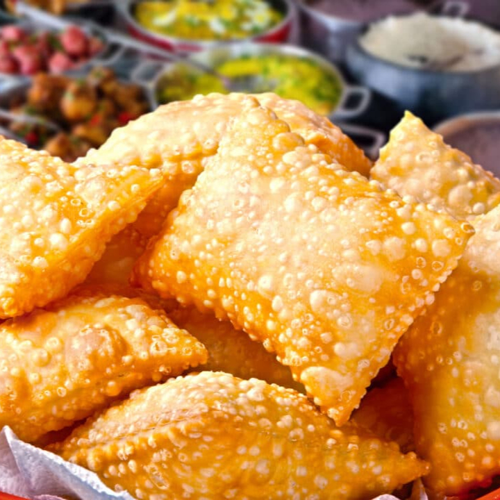 Pastel recheado com carne moída temperada e suculenta, frito até ficar crocante.