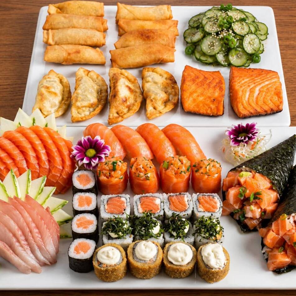 2 Temakis a sua escolha, 8 Sashimis salmão, 12 sushis variados,2 salmão grelhados, 2 porções de sunomono,,2 guiozas bovinas,,4 harumaki de queijo, 4 harumaki primavera