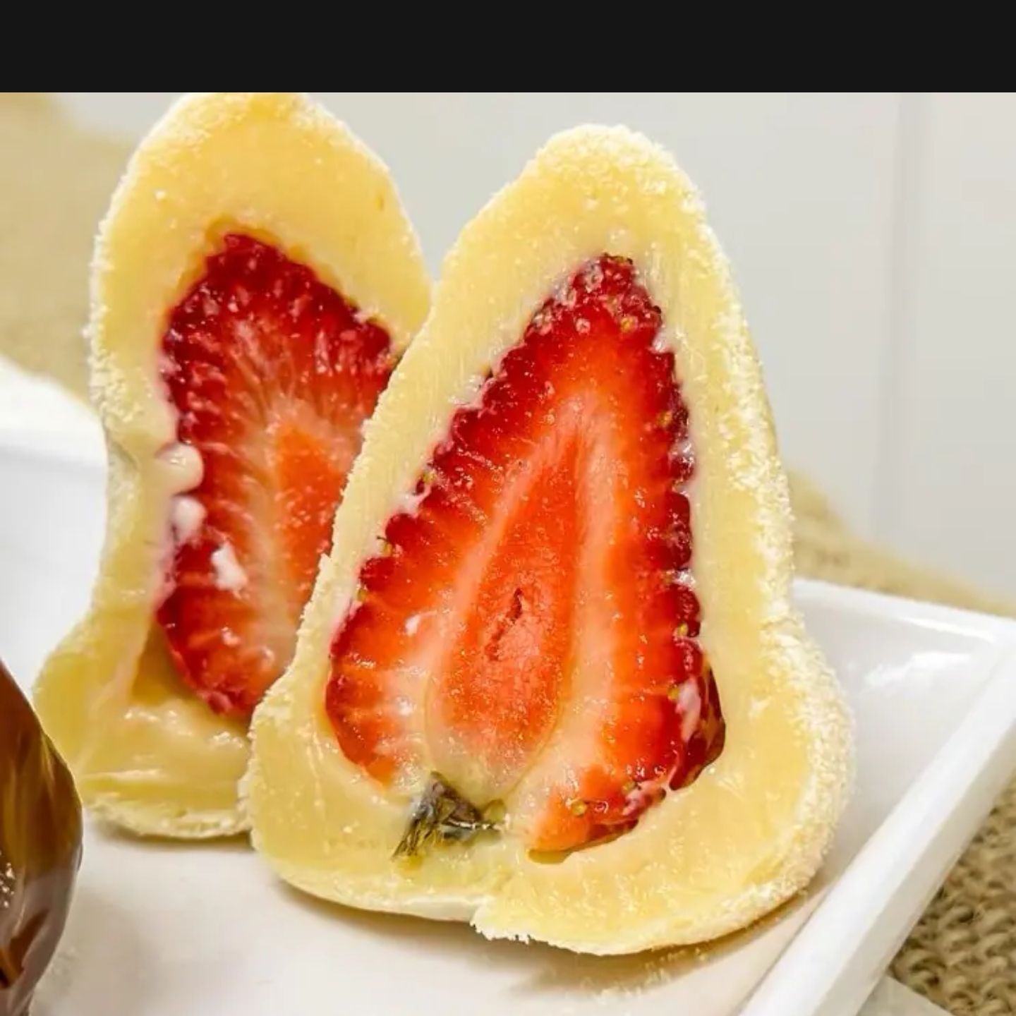 Uma deliciosa coxinha de morango coberto por recheio de leite ninho!