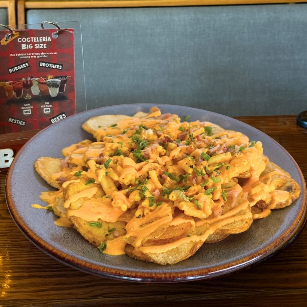 Papas con Mac N Cheese