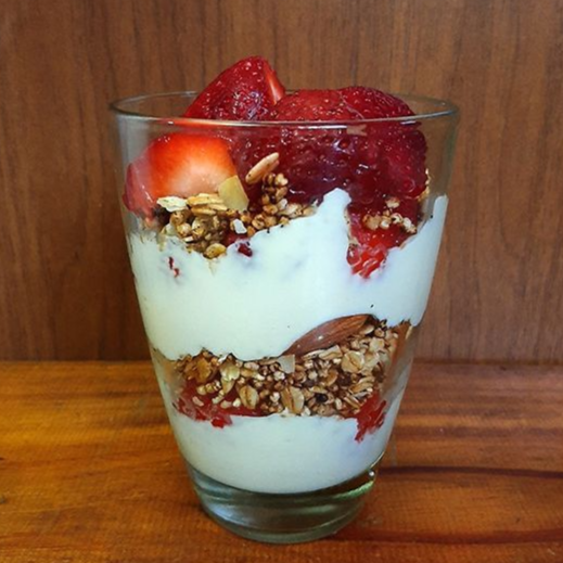 Yogurt con frutas, miel y algarrobina