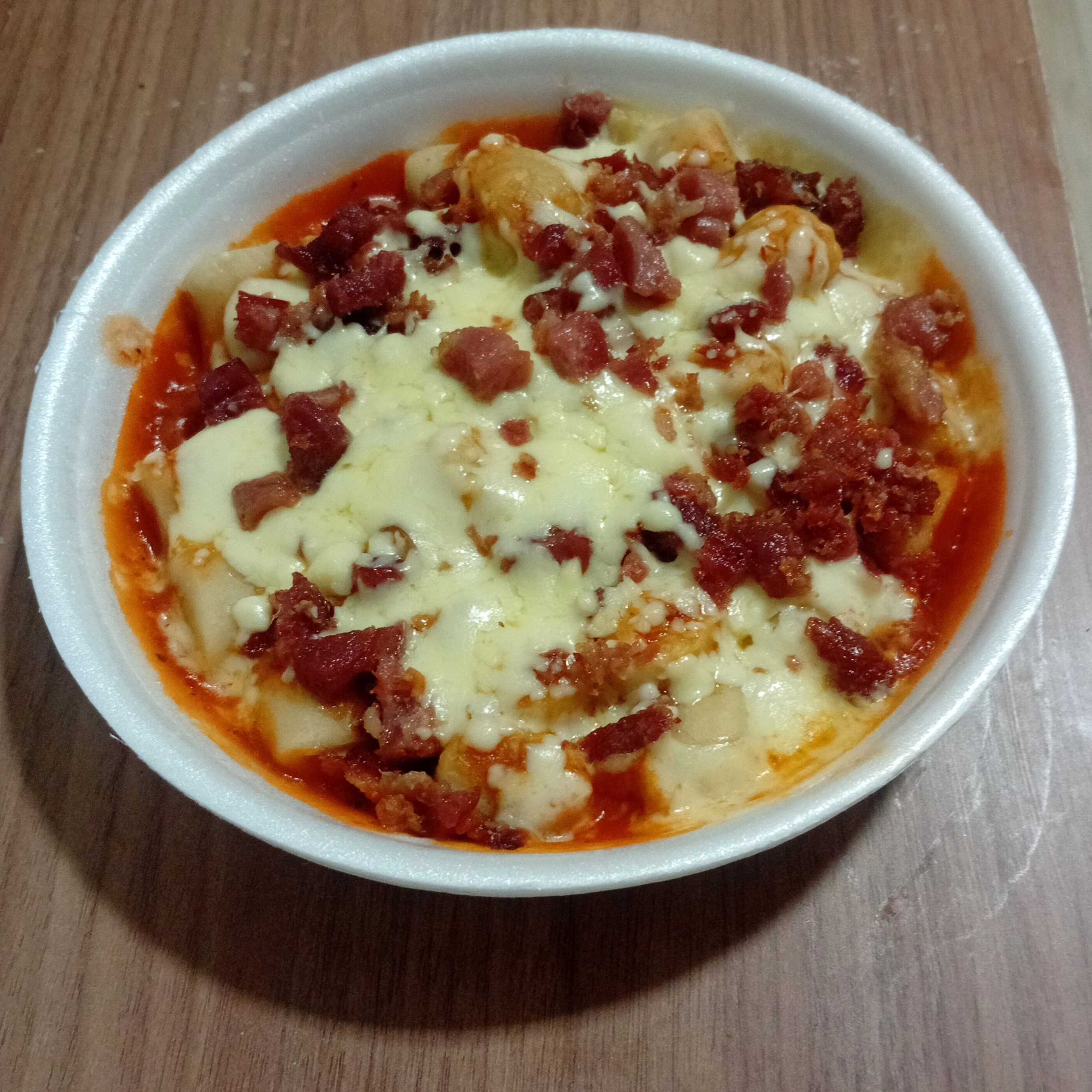 Delicioso Nhoque Artesanal de Queijo e Bacon com um delicioso molho á Bolonhesa da casa.
Embalagem 500ml.